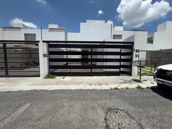 Casa en Renta en Juriquilla Residencial: Amplia y Funcional