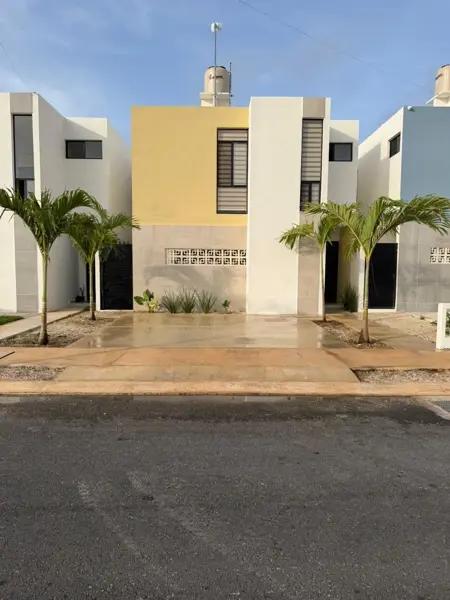 CASA EN VENTA EN MERIDA, CIUDAD CAUCEL CON PANELES Y ALBERCA