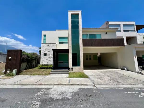 CASA EN RENTA PORTON DE VALLE ALTO ZONA CARRETERA NACIONAL MONTERREY