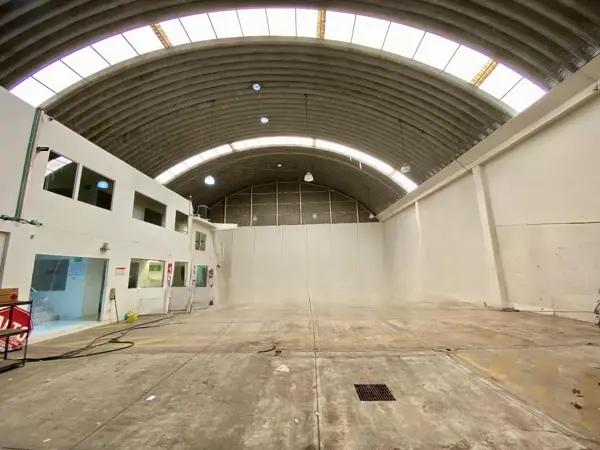 Bodega con oficinas 600m2, cubierta autosoportable, porton, zona comercial cerca ejercito mexicano