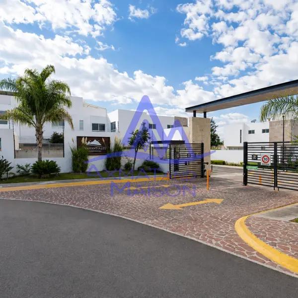 Casa en venta en El Manantial, Corregidora: 3 recámaras y amenidades