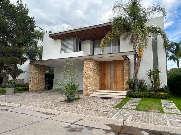 Casa de Lujo en Venta con Vista al Campo de Golf y Alberca