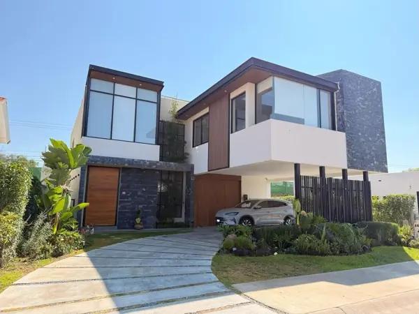 Casa en Venta con Alberca Privada y Jardín de Diseño | Club de Golf La Hacienda