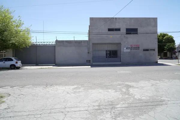 Propiedad comercial de dos niveles con oficinas y amplio potencial de uso.