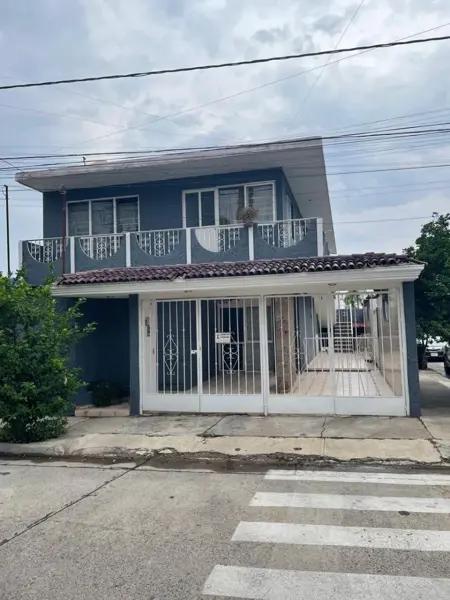 Casa en Venta en Jardines Alcalde, Guadalajara con Amplio Espacio y Servicios Cercanos
