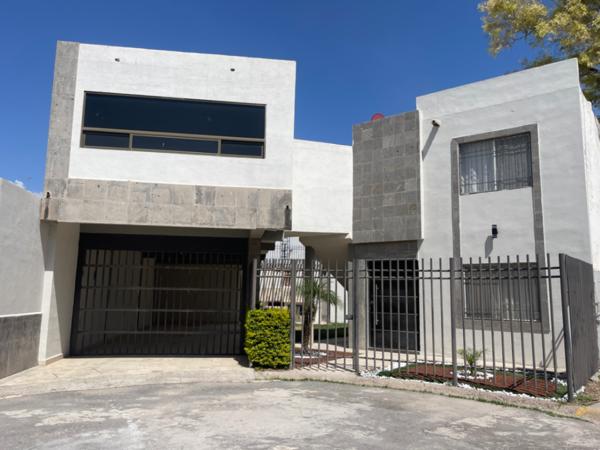 Casa en Venta en Ampliación Senderos, Torreón: Amplia Residencia en Fraccionamiento Cerrado