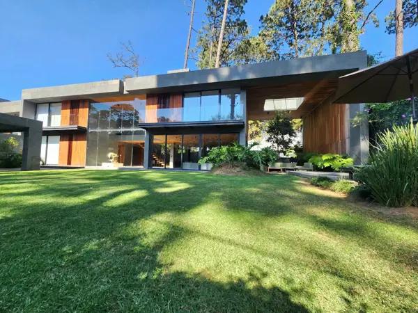 Casa en Venta en Avándaro, Valle de Bravo: Espaciosa Propiedad con Jacuzzi y Piscina