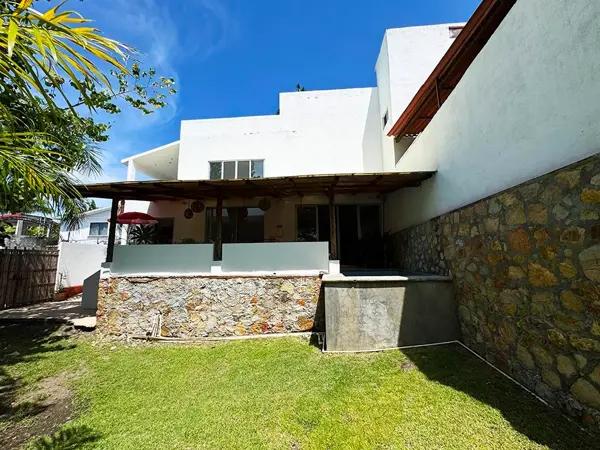 Casa en venta en condominio privado con acceso al lago en Tequesquitengo , Morelos