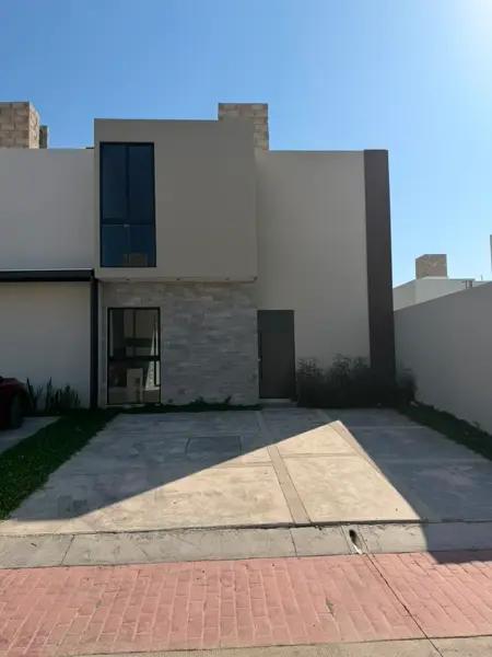 Casa en venta de 3 recámaras con terreno amplioen Manzanillo