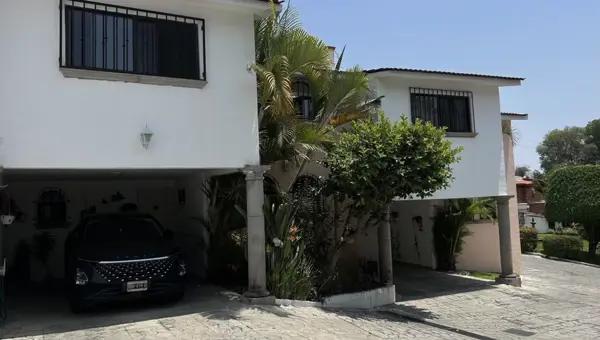 Casa con 4 recamaras en Lomas de Atzingo.