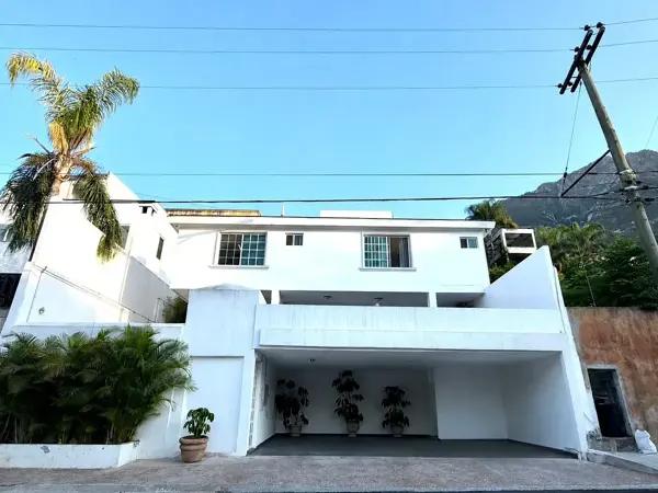 Casa en venta en Colonial La Sierra, San Pedro Garza García, Nuevo León Casa en venta en Colonial La Sierra, San Pedro Garza García, Nuevo León