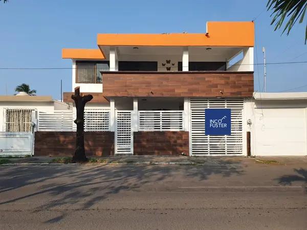 Casa en Venta en Floresta, Veracruz: Espaciosa Propiedad Residencial