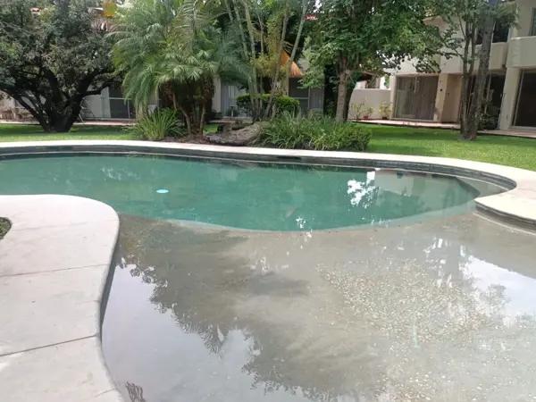 Se renta casa dentro de condominio con delicioso jardín maduro, alberca rustica, solo 8 residencias