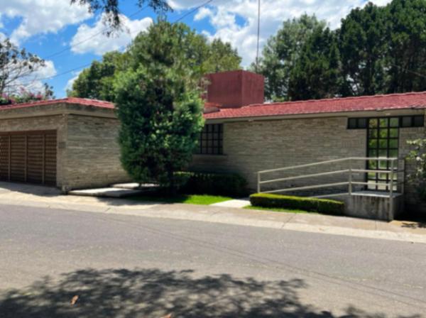 Residencia de un solo nivel en Jardines del Pedregal de San Angel