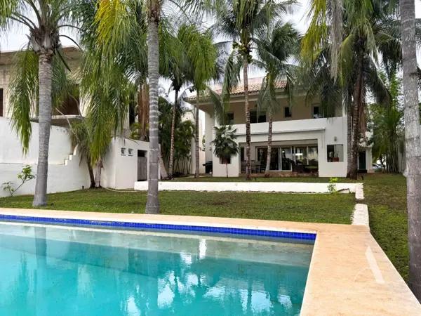 Amplia Casa en Venta Frente al Lago en Lagos del Sol, Cancún