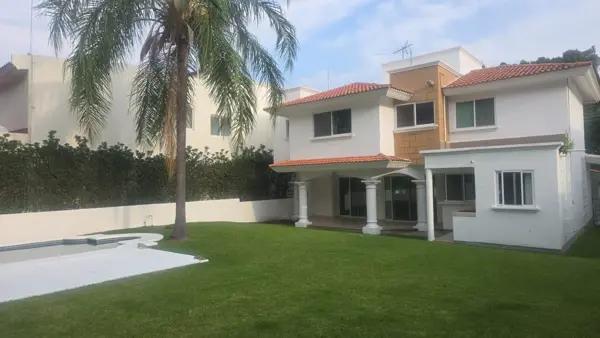 MAGNIFICA UBICACIÓN FRENTE ÁREA VERDE, DOS NIVELES, TRES RECÁMARAS. SIN MUEBLES.