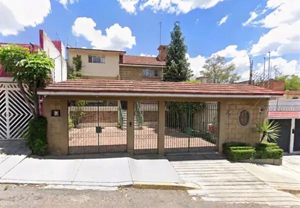 Casa en Bosques del Lago, Cuautitlán Izcalli: Espaciosa y Bien Ubicada