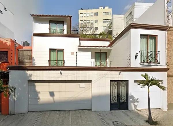 Casa en remate en Nápoles, Ciudad de México con 4 recámaras y 3 baños