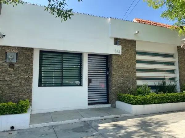 Casa en Venta Acondicionada para Oficina en San Nicolas de los Garza