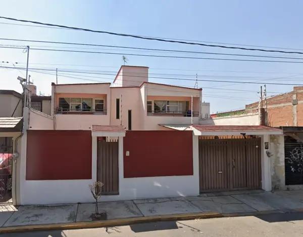 Casa en proceso de regularización en Metepec con 4 recámaras y precio de oportunidad