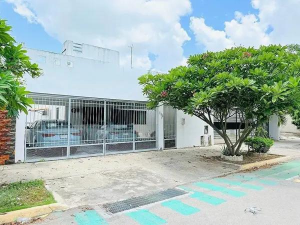Casa de 3 Recámaras en Venta en Las Américas sobre Avenida Principal