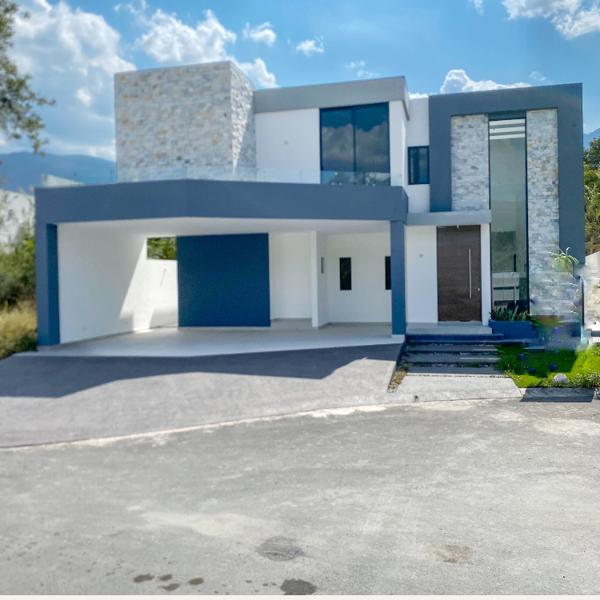 Casa en Venta en Campestre Santiago, Nuevo León - Espaciosa y Moderna