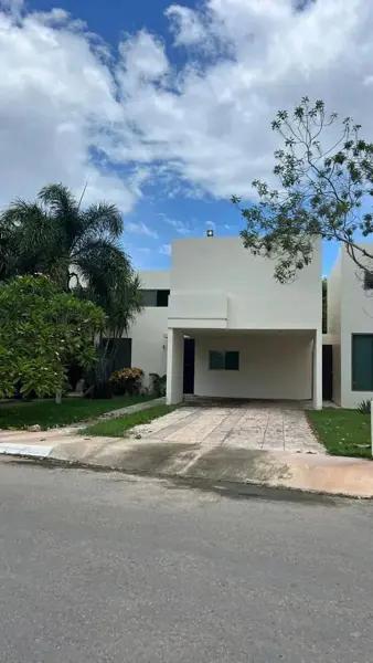 CASA EN RENTA EN PRIVADA RESIDENCIAL EN CONKAL