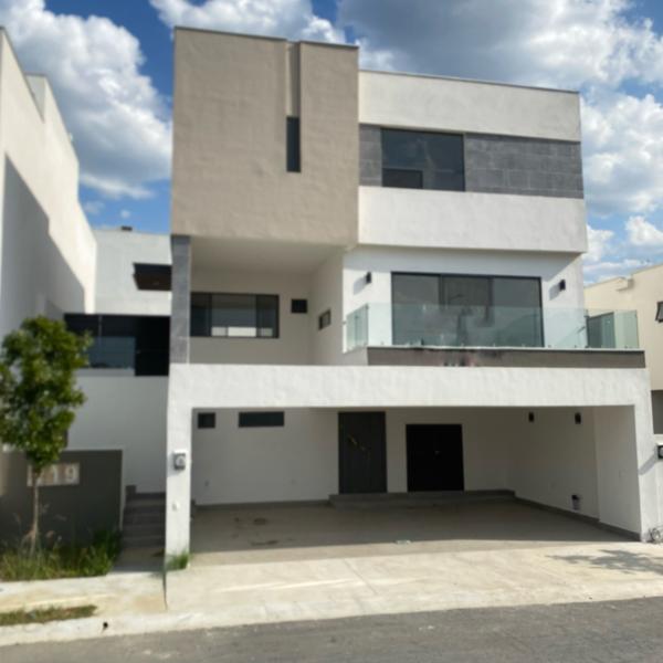 Casa residencial en venta en El Barrial, Santiago, Nuevo León, con jardín y amplios espacios