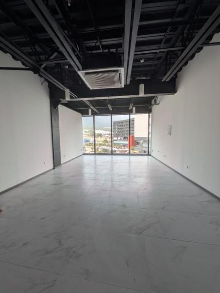 Oficina en renta en plaza comercial Sikara