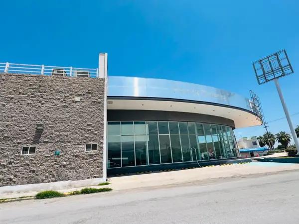 SE RENTA LOCAL COMERCIAL CON PAREA DE OFICINAS Y DE TALLER