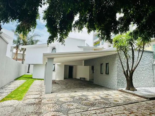 CASA EN VENTA EN FRACCIONAMIENTO DE ZAVALETA | JARDÍN DE 170 M² Y 6 ESTACIONAMIENTOS