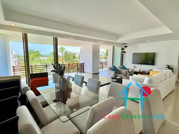 Depa con terraza y vista a las áreas comunes. En condominio con club de playa