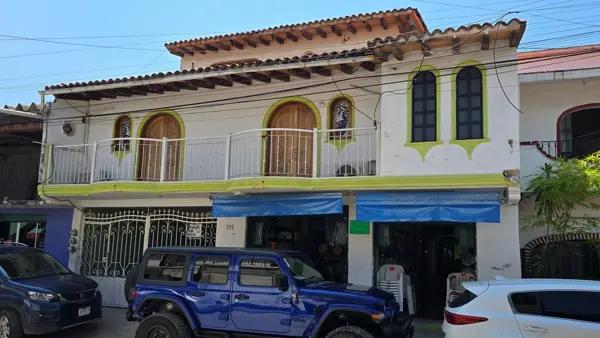 Casa de dos niveles en venta en centro de Pitillal, Puerto Vallarta