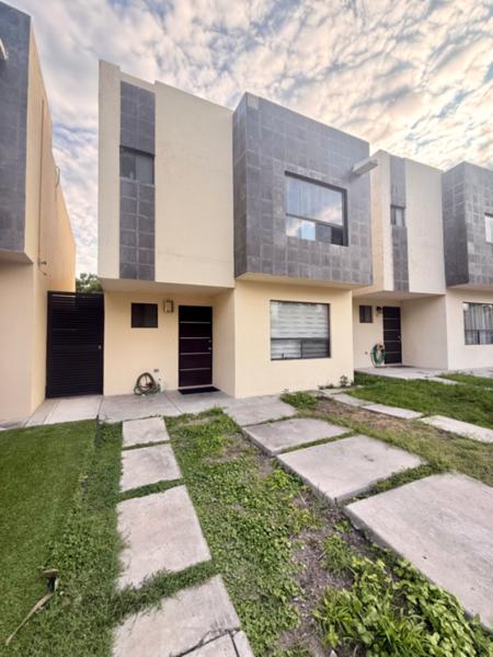 Casa en Venta en Sonterra. Ubicación Privilegiada y Espacios Bien Distribuidos. Terreno excedente.