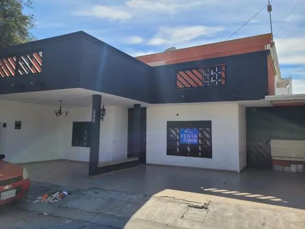 Casa en Venta en Ejido el Mezquital, Apodaca: Espaciosa Propiedad Residencial con Jardín y Garaje