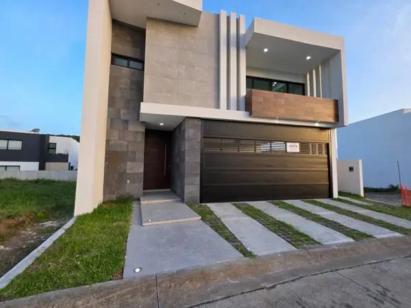 VENDO CASA EN LA RIVIERA VERACRUZANA CON ALBERCA, JARDIN Y FRENTE AREA VERDE