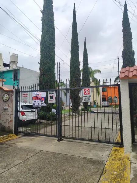 CASA EN COTO de pocas casas, JARDINES EL SAUZ  Mtto incluido 3 rec (1 en PB), 2.5 baños