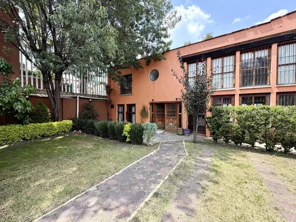 VENTA DE CASA AMPLIA Y VERSÁTIL CON JARDÍN, COYOACÁN