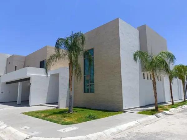 Hermosa y espaciosa casa en la primer etapa de Hacienda el Rosario con recámara en planta baja
