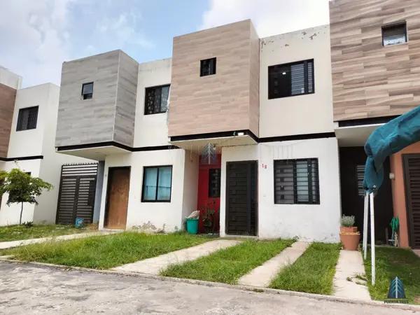 Casa de 2 niveles en condominio en Real del Sol
