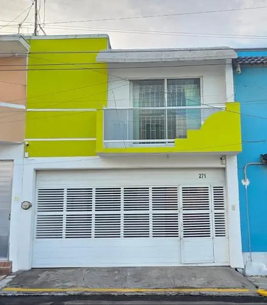 VENDO CASA SOBRE AVENIDA PRINCIPAL EN BOCA DEL RIO