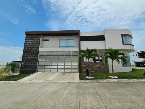 RENTO CASA SIN MUEBLES EN LA RIVIERA VERACRUZANA CERCA DE PLAYAS Y COMERCIOS