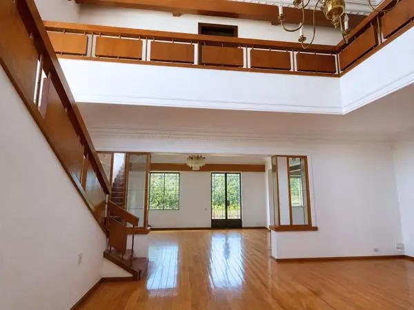 Residencia en Lomas de Chapultepec con jardín, alberca y potencial de actualización.