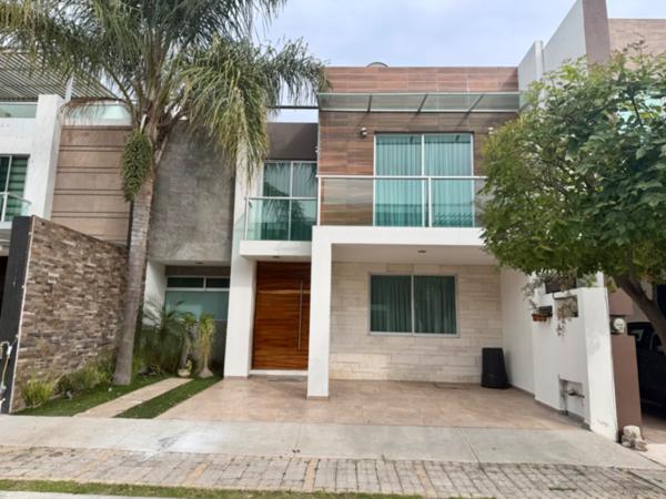 RENTA DE CASA CON JARDÍN EN PARQUE ZACATECAS, CASCATTA, LOMAS DE ANGELÓPOLIS III, PUEBLA.
