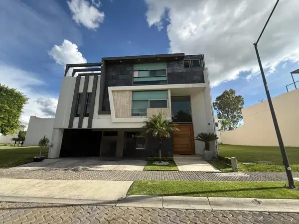 Venta o renta casa de 5 recámaras. Cluster 333, Lomas de Angelópolis I