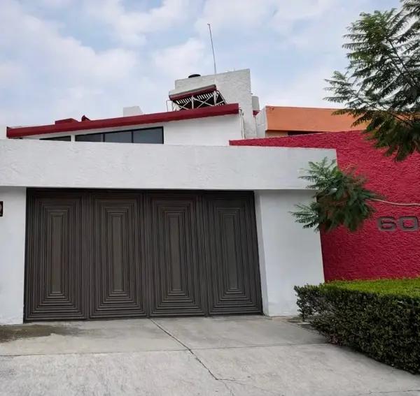 Casa estilo moderno Mexicano, de 3 recámaras en calle con vigilancia  Jardines La Florida Naucalpan
