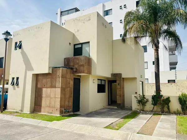 CASA EN RENTA CON 3 RECÁMARAS Y JARDÍN EN ZONA UVM CHOLULA