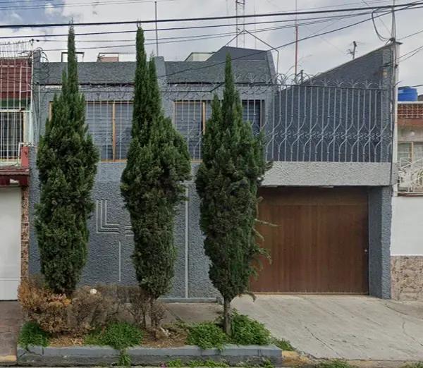 Casa en venta por remate bancario en Nezahualcóyotl con 4 recámaras