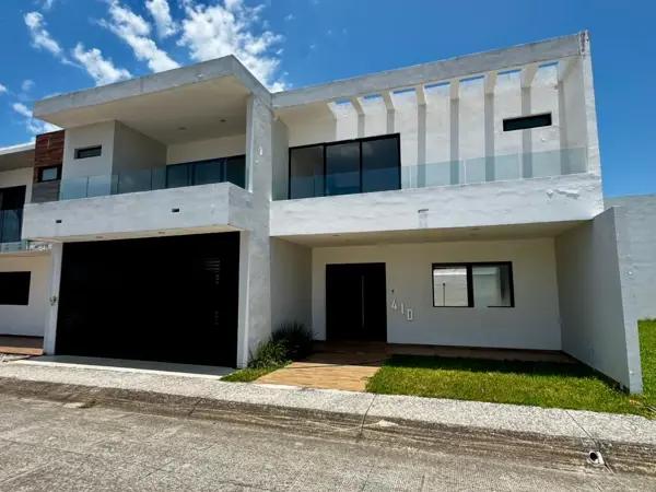 VENDO CASA FRENTE A BOULEVARD PRINCIPAL,