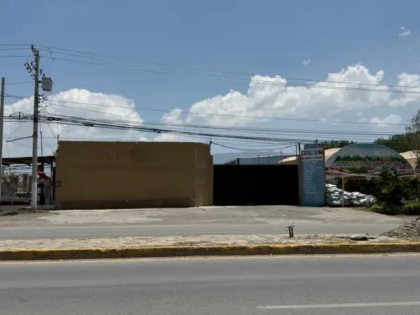 ¡TERRENO BARDEADO CON OFICINAS Y NAVES EN ZONA DE ALTO TRÁNSITO!